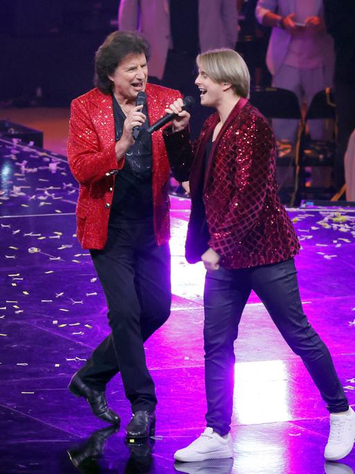 Olaf der Flipper und Vincent Gross, beide in roten Sakkos, performen bei der ZDF-Musiksendung "Die Giovanni Zarrella Show - Die große Sommerparty" 