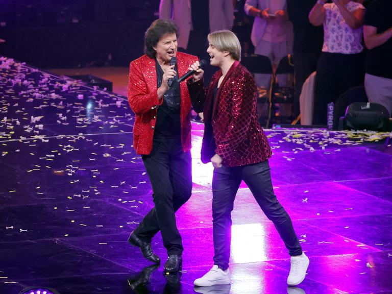 Olaf der Flipper und Vincent Gross, beide in roten Sakkos, performen bei der ZDF-Musiksendung "Die Giovanni Zarrella Show - Die große Sommerparty" 