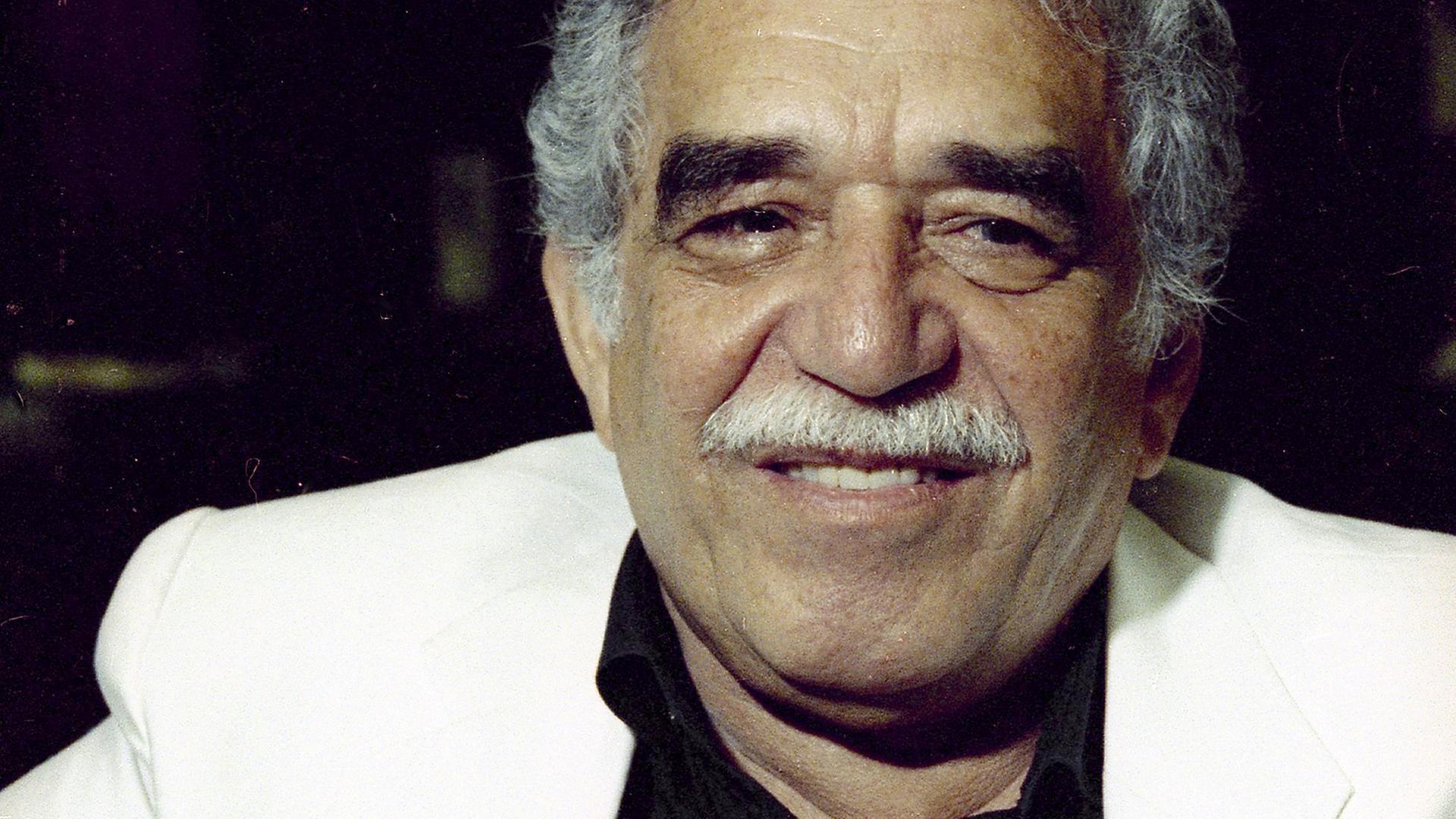Gabriel García Márquez lacht fröhlich in die Kamera