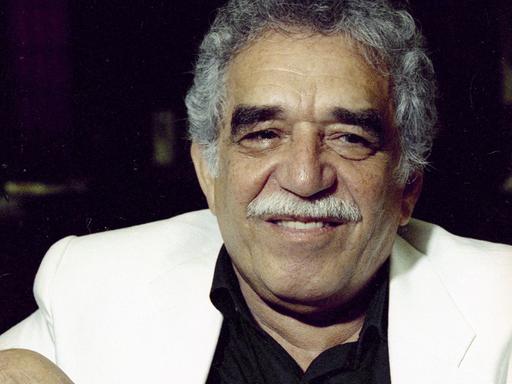 Gabriel García Márquez lacht fröhlich in die Kamera