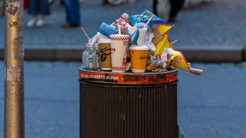 Ein von Müll überquellender Abfalleimer