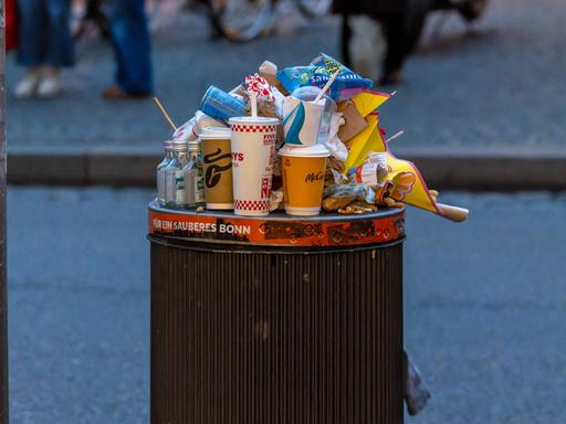 Ein von Müll überquellender Abfalleimer