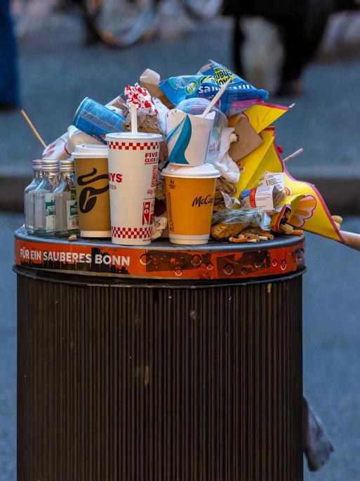 Ein von Müll überquellender Abfalleimer