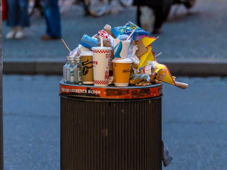 Ein von Müll überquellender Abfalleimer