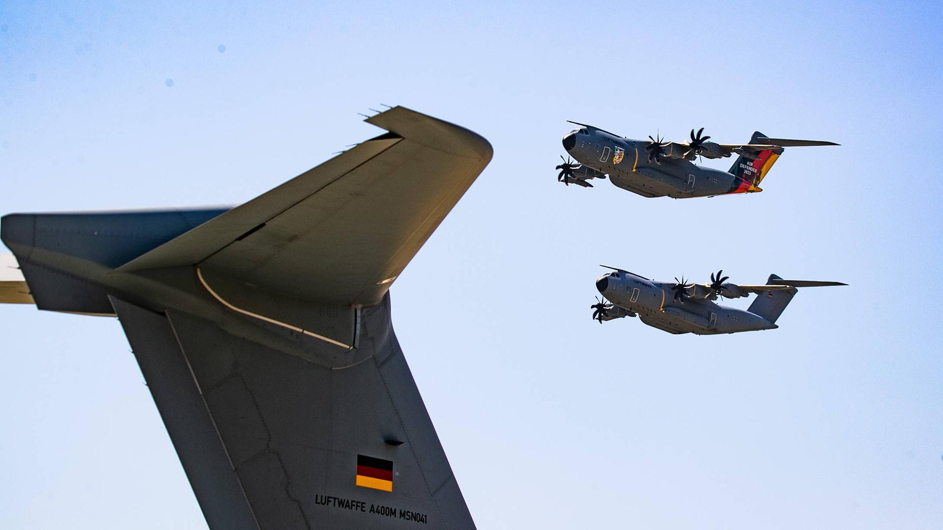 Über dem Militärflugplatz Wunstorf in Niedersachsen sind Militärflugzeuge zu sehen, die an der Luftwaffenübung Air Defender 2023 teilnehmen.