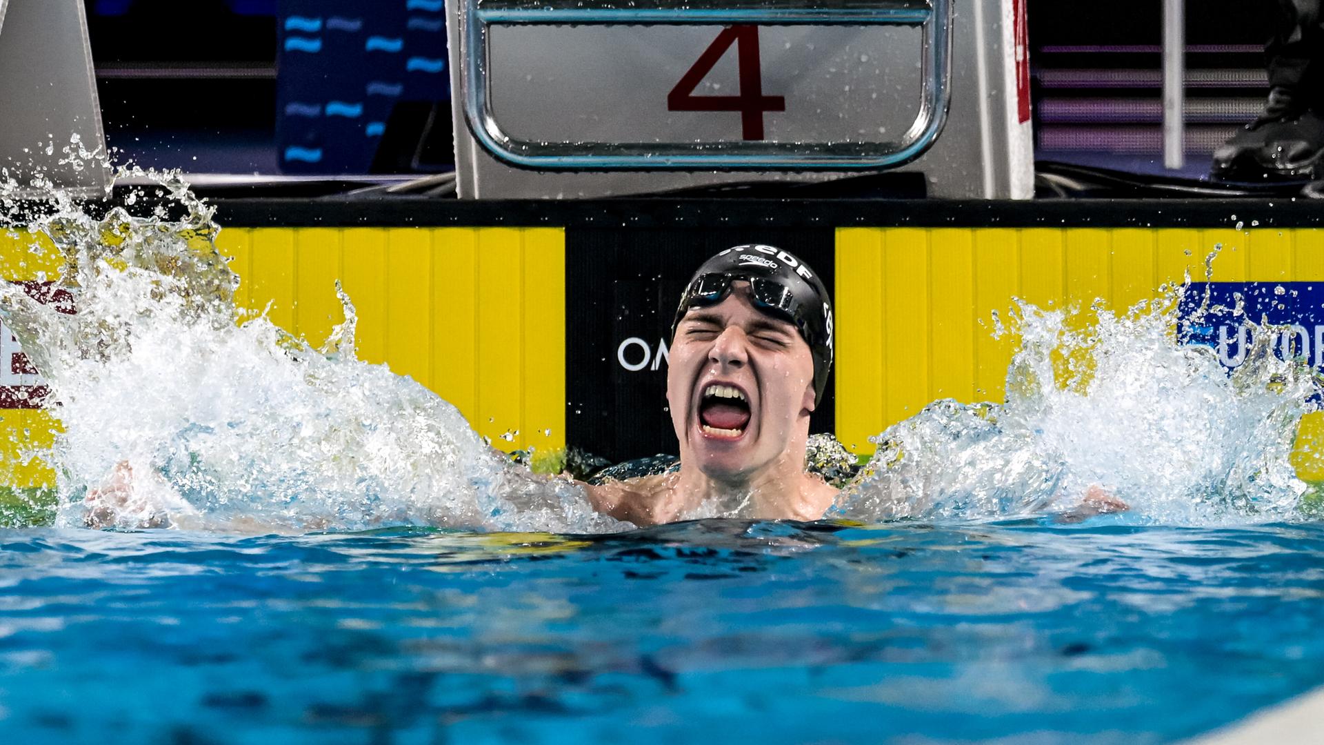 Das Bild zeigt den Schwimmer Johannes Liebmann im Schwimm-Becken. Er trägt eine Schwimm-Brille und eine Schwimm-Haube. Im Hintergrund ist ein Start-Block zu sehen.