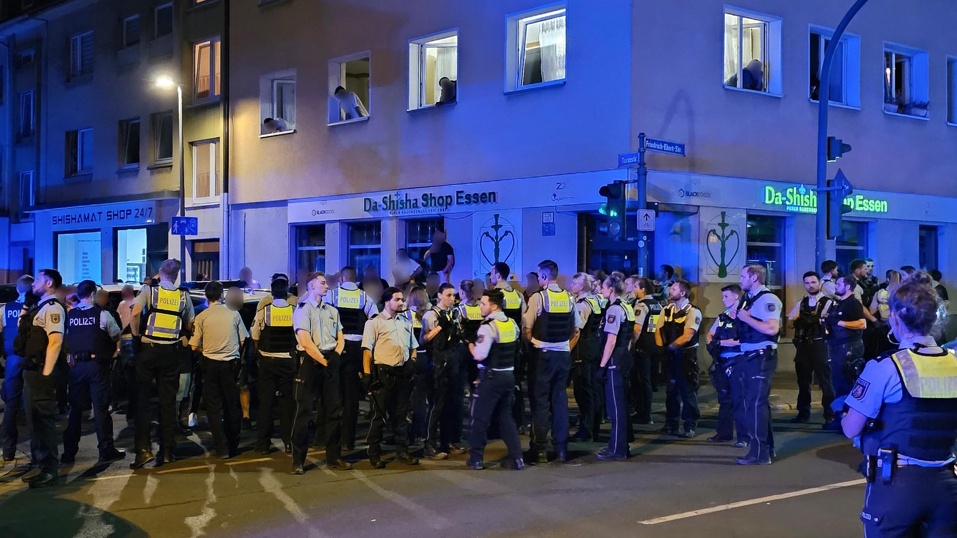 Viele Polizisten bewachen Mitglieder einer der beteiligten Gruppen. Viele Polizisten bewachen Mitglieder einer der beteiligten Gruppen.