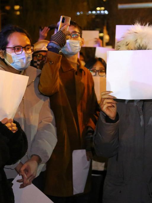 Weiße Blätter und Masken: In China demonstrieren Menschen gegen die Null-Covid-Politik ihrer Regierung