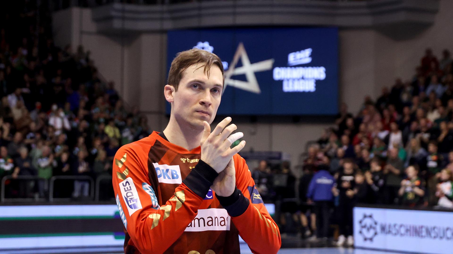 Magdeburgs Torhüter Nikola Portner applaudiert den Fans.