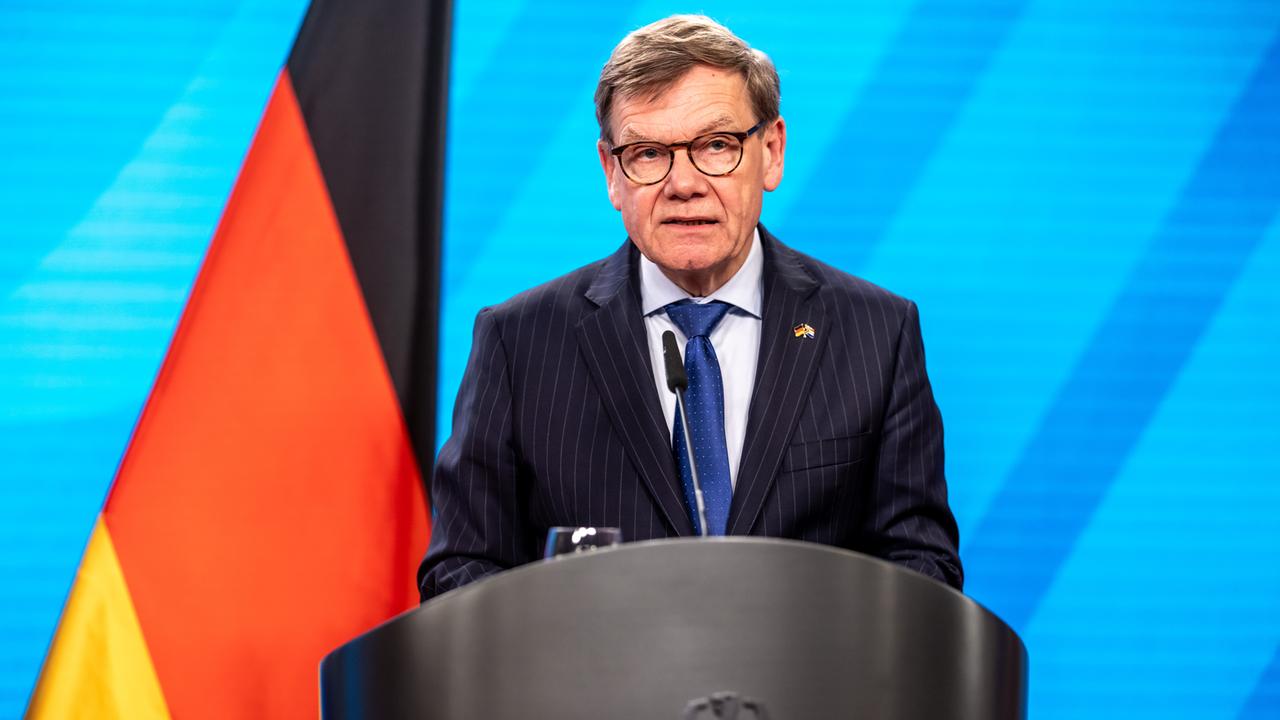 Johann Wadephul (CDU), Außenminister, spricht bei einer Pressekonferenz vor dem Treffen der binationalen Kommission.