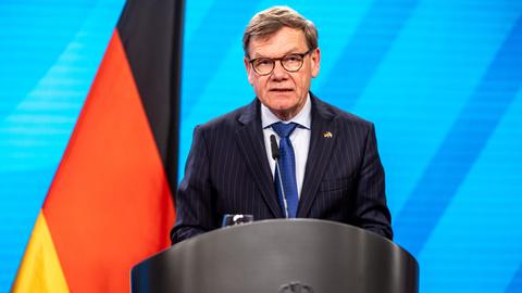 Johann Wadephul (CDU), Außenminister, spricht bei einer Pressekonferenz vor dem Treffen der binationalen Kommission.