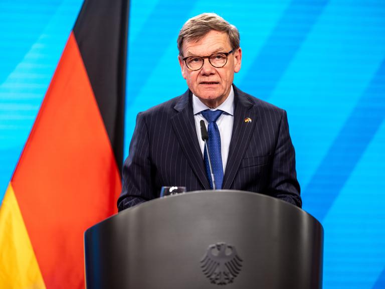 Johann Wadephul (CDU), Außenminister, spricht bei einer Pressekonferenz vor dem Treffen der binationalen Kommission. Johann Wadephul (CDU), Außenminister, spricht bei einer Pressekonferenz vor dem Treffen der binationalen Kommission.