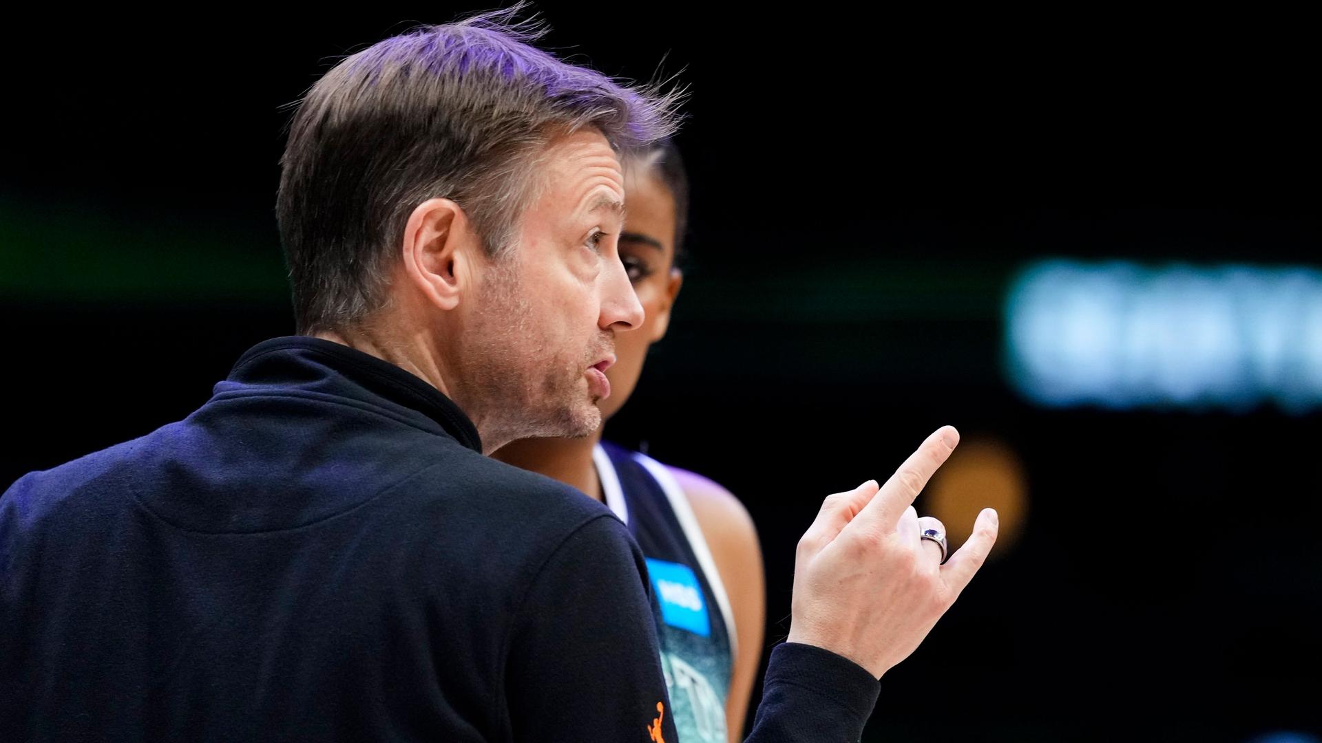 Olaf Lange gestikuliert bei einem Spiel der New York Libertys im Jahar 2023. Olaf Lange gestikuliert bei einem Spiel der New York Libertys im Jahar 2023.