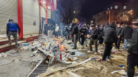Eine Protestaktion am 8. Januar 2026 vor einem Geschäft in der iranischen Stadt Kermānschāh.