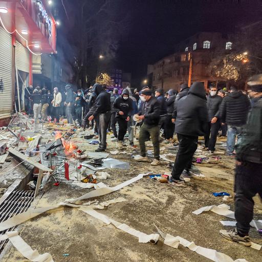 Eine Protestaktion am 8. Januar 2026 vor einem Geschäft in der iranischen Stadt Kermānschāh.