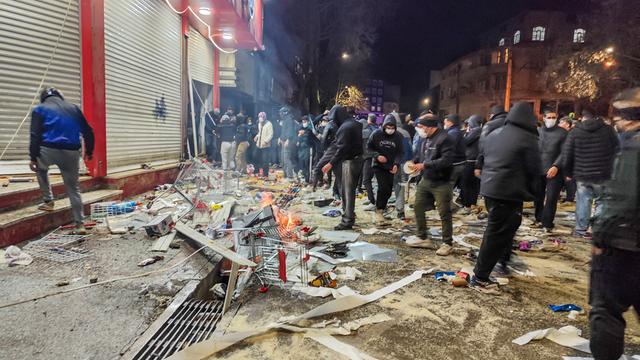 Eine Protestaktion am 8. Januar 2026 vor einem Geschäft in der iranischen Stadt Kermānschāh.