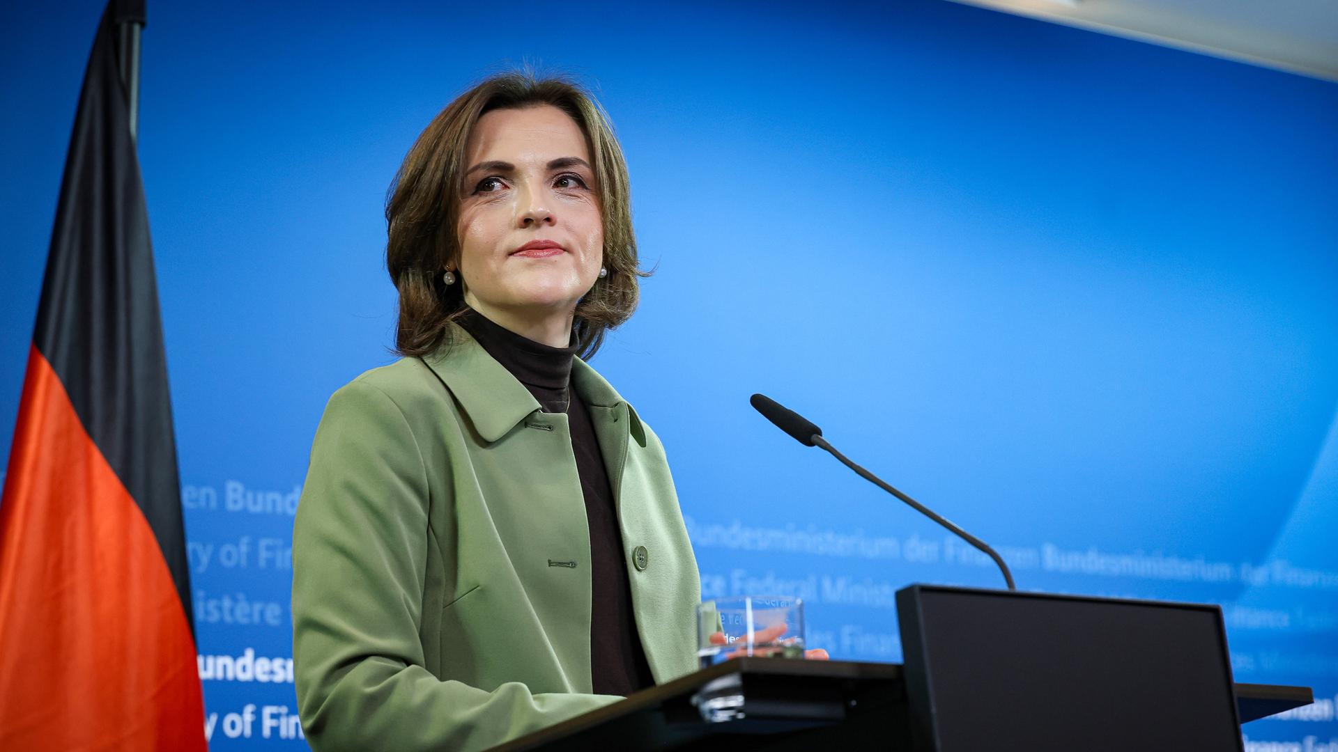 Die Ostbeauftragte der Bundesregierung, Elisabeth Kaiser, steht an einem Rednerpult. 