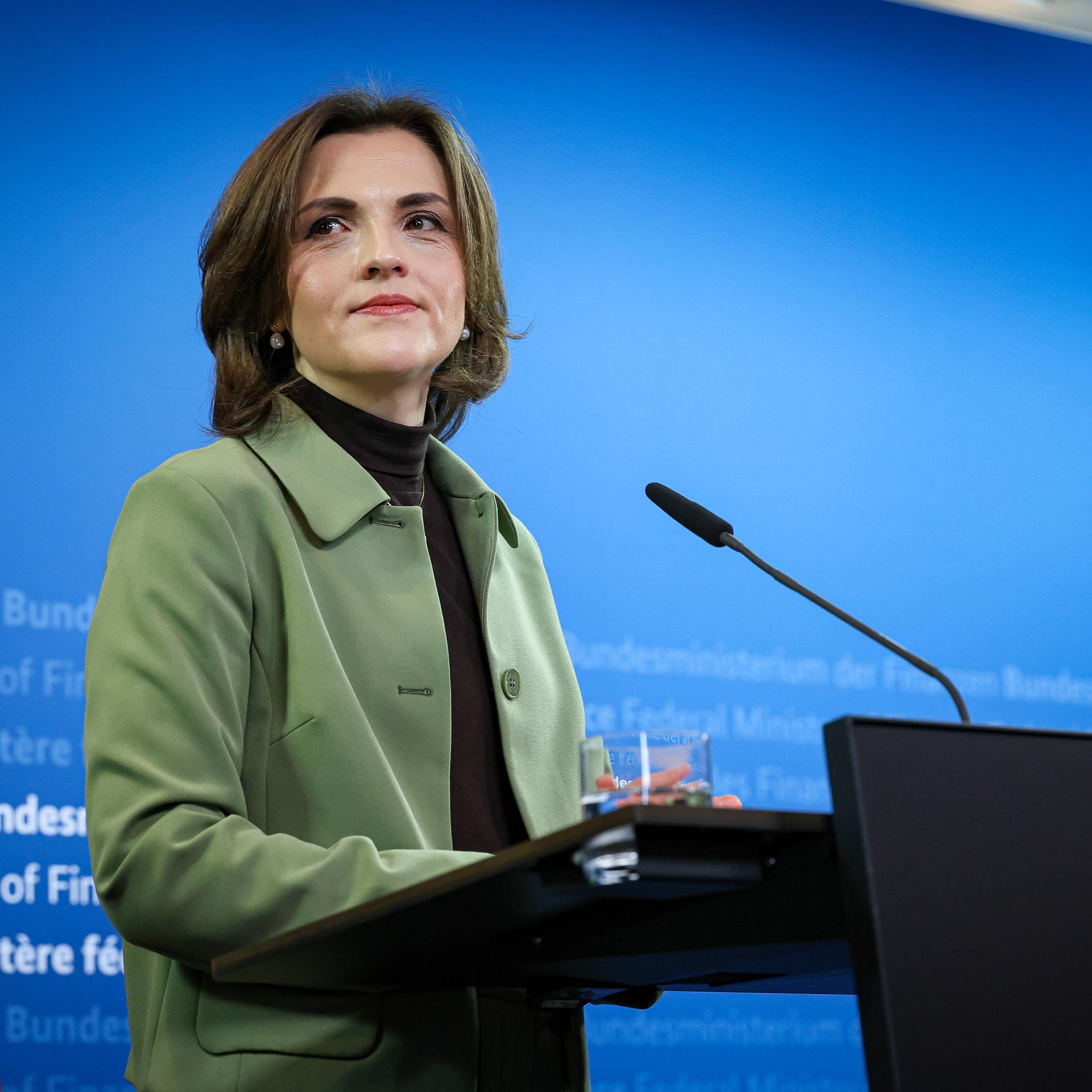 Die Ostbeauftragte der Bundesregierung, Elisabeth Kaiser, steht an einem Rednerpult. 
