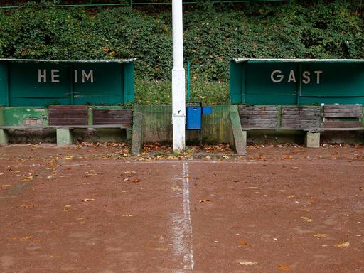 Essen, Deutschland, TC Freisenbruch II vs. Heisinger SV III U 23 1: 5 am 25. 10. 2020 im Waldstadion am Bergmannsbusch in Essen -Freisenbruch Die Trainerbank, und Auswechselbank der Heim und Gastmannschaft *** Essen, Germany, TC Freisenbruch II vs. Heisinger SV III U 23 1 5 on 25 10 2020 at the Waldstadion am Bergmannsbusch in Essen Freisenbruch The coachs bench, and substitution bench of the home and visiting team