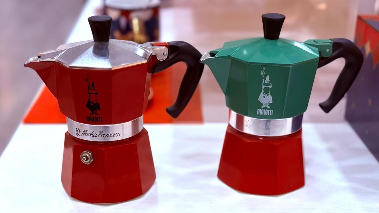 Zwei Espressokocher der Firma Bialetti. Zwei Espressokocher der Firma Bialetti.