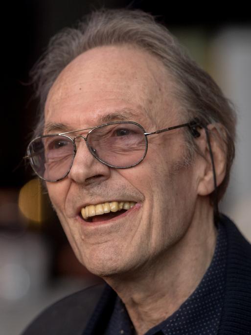Roland Klick lacht fröhlich. Roland Klick lacht fröhlich.