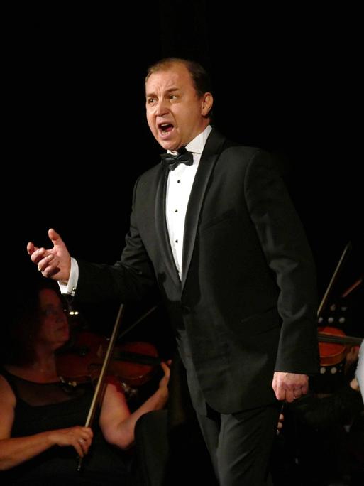 Der Tenor Vladyslav Horai singt bei einem konzertanten Auftritt an der Nationaloper von Odessa im Jahr 2024