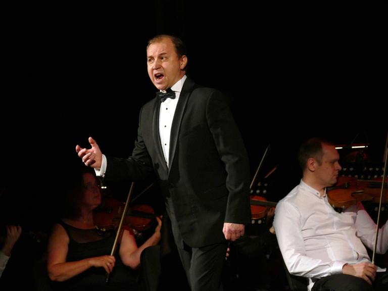 Der Tenor Vladyslav Horai singt bei einem konzertanten Auftritt an der Nationaloper von Odessa im Jahr 2024
