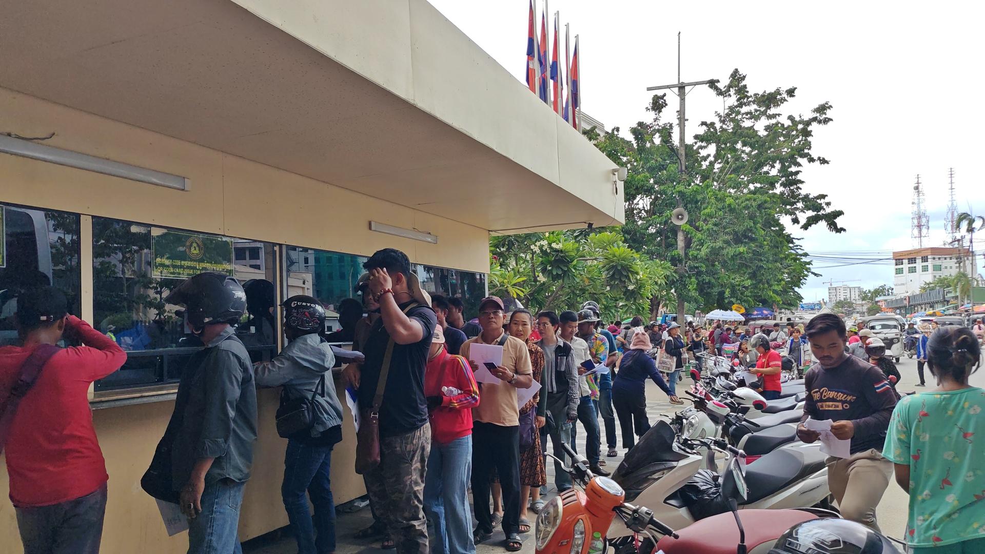 Menschen stehen in Kambodscha an der Grenze zu Thailand in Poipet Schlange. (Aufnahme vom 8. Juni 2025). Menschen stehen in Kambodscha an der Grenze zu Thailand in Poipet Schlange. (Aufnahme vom 8. Juni 2025).
