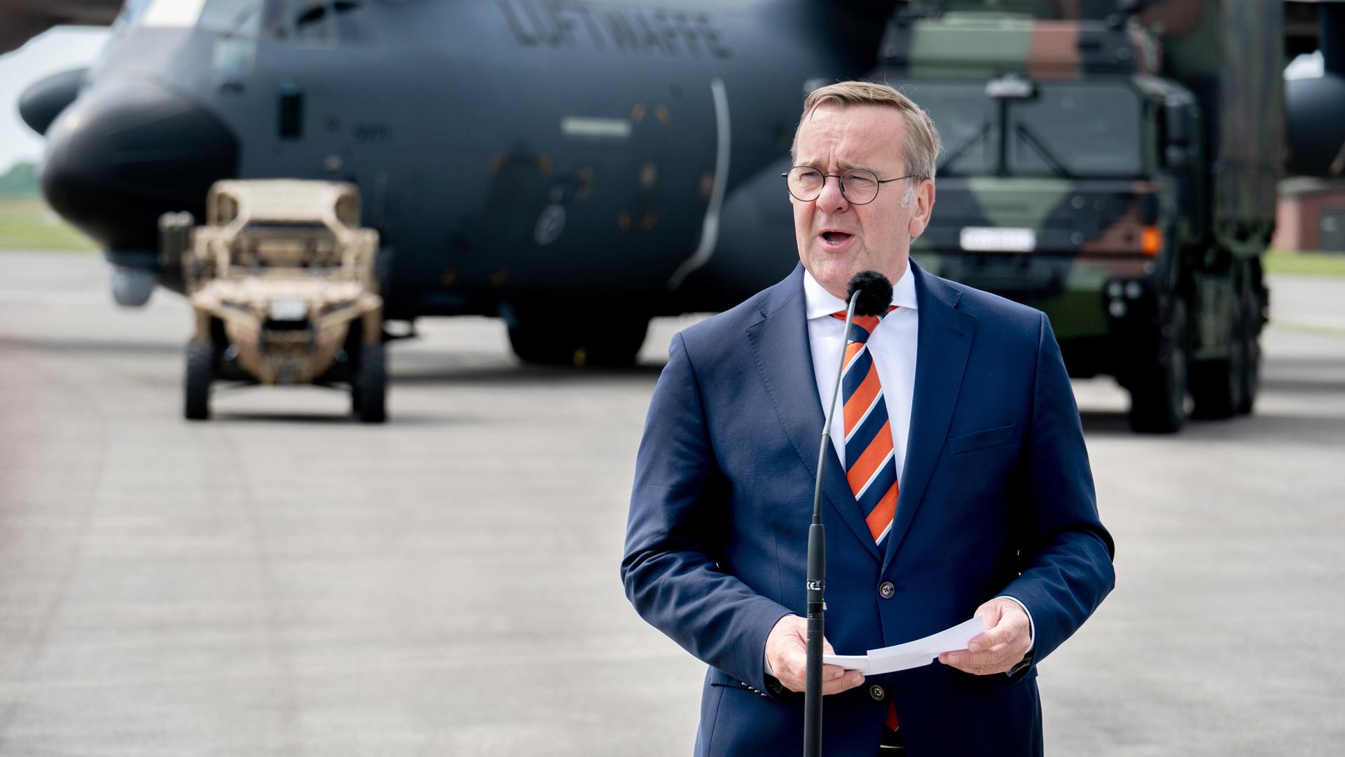 Verteidigungsminister Boris Pistorius (SPD) spricht auf dem Fliegerhorst Upjever vor Journalisten. Verteidigungsminister Boris Pistorius (SPD) spricht auf dem Fliegerhorst Upjever vor Journalisten.