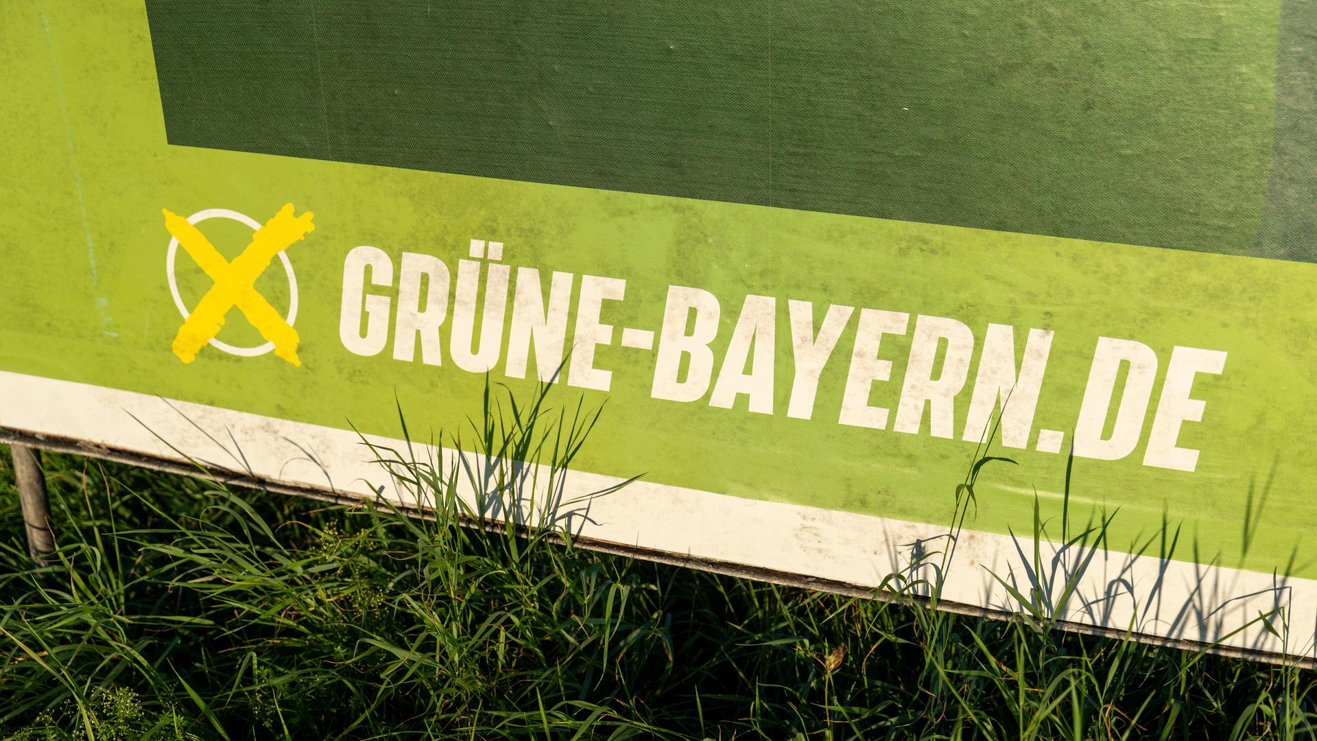 Anschnitt eines Wahlplakats der Grünen in Bayern. Darauf ein angekreuztes Feld, daneben steht: „Grüne-Bayern.de“ 