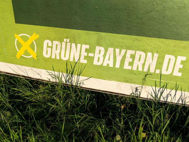 Anschnitt eines Wahlplakats der Grünen in Bayern. Darauf ein angekreuztes Feld, daneben steht: „Grüne-Bayern.de“ 