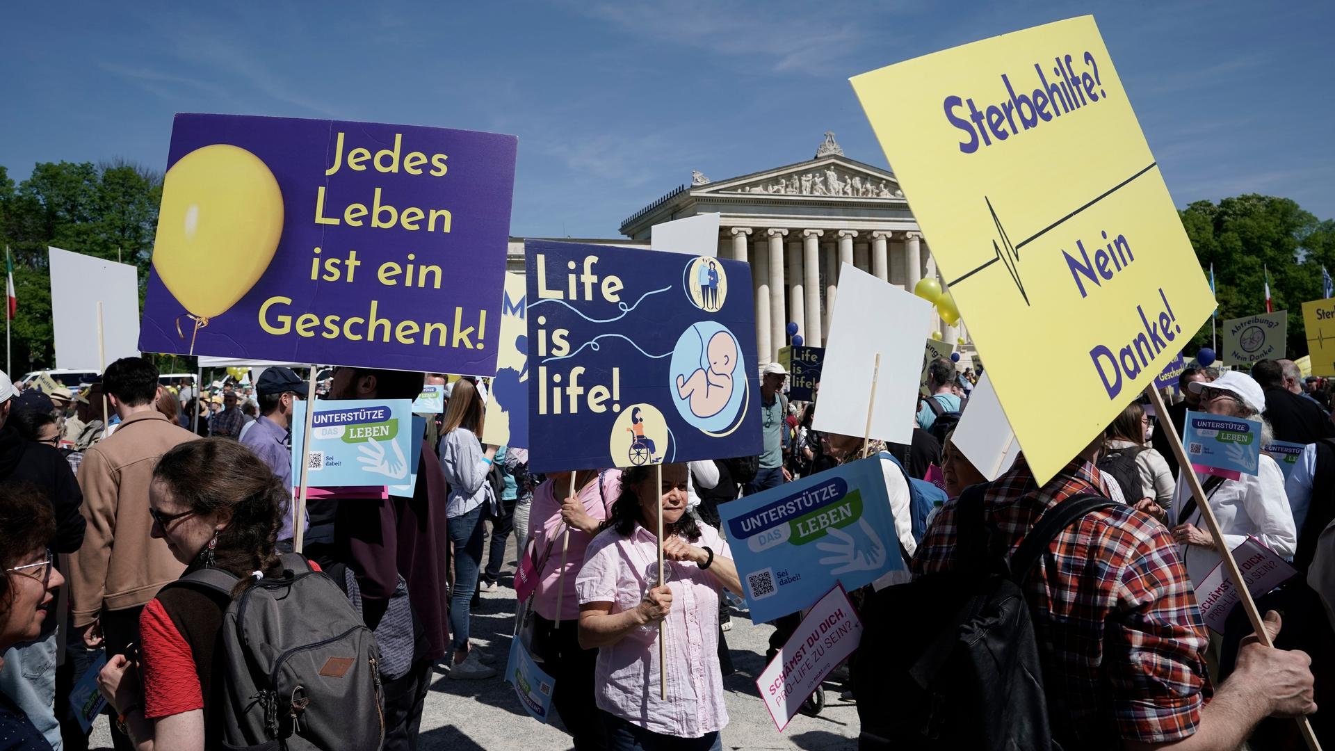 Teilnehmer der Kundgebung "Marsch fürs Leben" stehen mit Transparenten am Königsplatz in München. Laut Polizei kamen rund 3.000 Abtreibungsgegner in die bayerische Landeshauptstadt. Auch Befürworter von Schwangerschaftsabbrüchen gingen auf die Straße.
