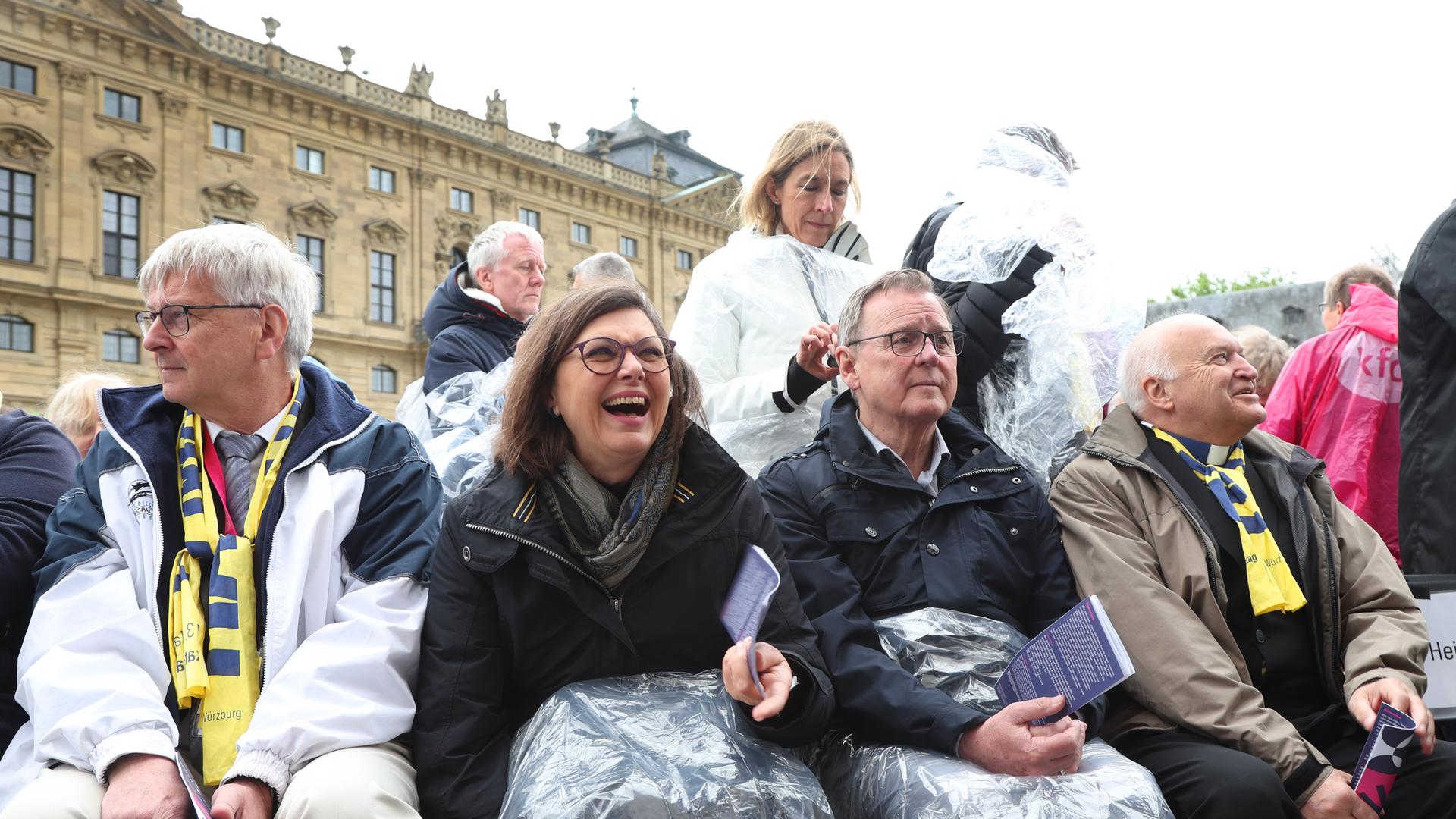 Der Vizepräsident des Bundestags, Bodo Ramelow (3. vl), nimmt auf dem Katholikentag an einem Gottesdienst teil. Neben ihm sitzt die CSU-Politikerin Ilse Aigner, die Präsidentin des Bayerischen Landtags. Der Vizepräsident des Bundestags, Bodo Ramelow (3. vl), nimmt auf dem Katholikentag an einem Gottesdienst teil. Neben ihm sitzt die CSU-Politikerin Ilse Aigner, die Präsidentin des Bayerischen Landtags.