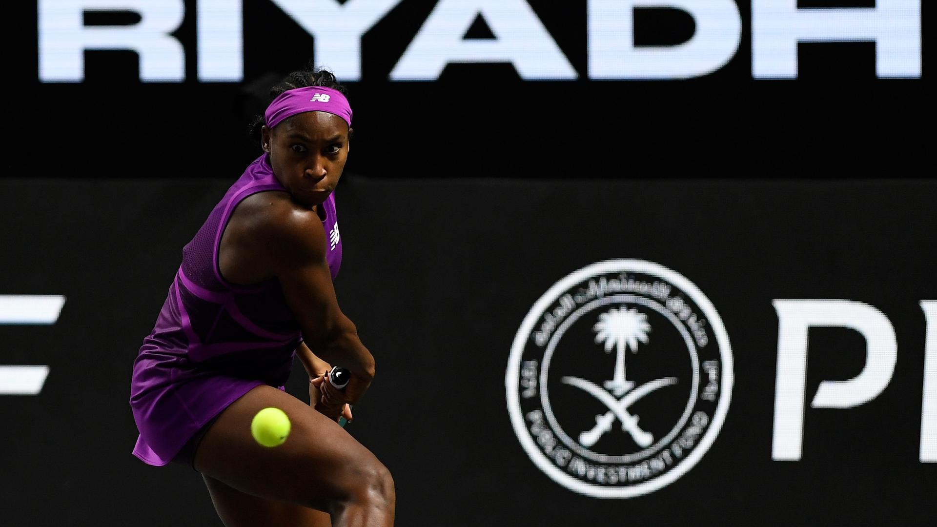 Die US-Tennisspielerin Coco Gauff im Spiel gegen Aryna Sabalenka aus Belarus bei den WTA-Finals in Riad Die US-Tennisspielerin Coco Gauff im Spiel gegen Aryna Sabalenka aus Belarus bei den WTA-Finals in Riad