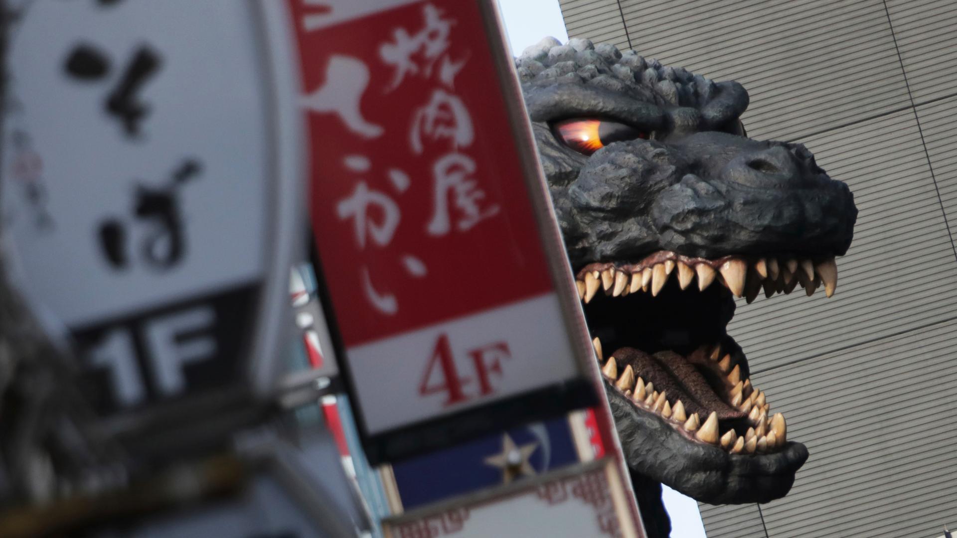 Godzilla taucht an seinem 60. Geburtstag hinter dem Shinjuku-Toho-Gebäude auf. 
