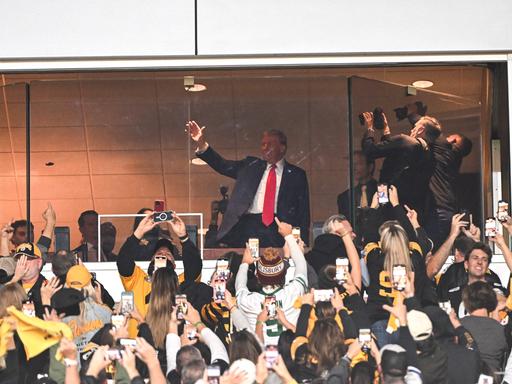 Ex-US-Präsident Donald Trump grüßt die Menge beim Eishockey-Spiel der New York Jets bei den Pittsburgh Steelers. 