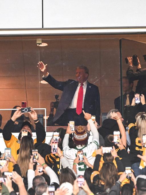 Ex-US-Präsident Donald Trump grüßt die Menge beim Eishockey-Spiel der New York Jets bei den Pittsburgh Steelers. 