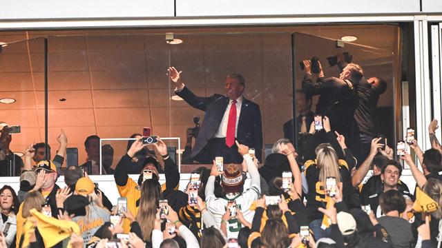 Ex-US-Präsident Donald Trump grüßt die Menge beim Eishockey-Spiel der New York Jets bei den Pittsburgh Steelers. 