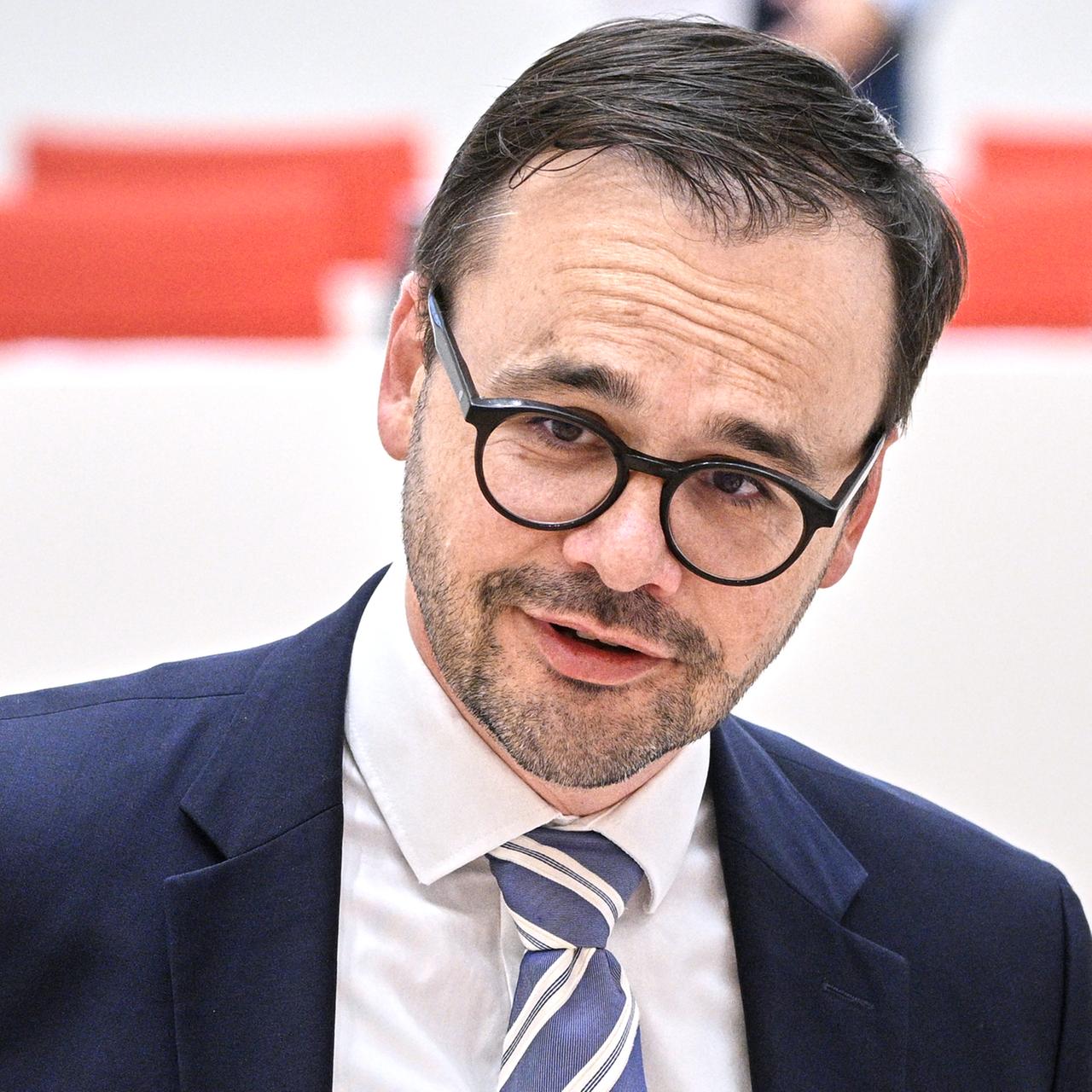 Jan Redmann (CDU), Innenminister in Brandenburg, nimmt an einer Sitzung im Potsdamer Landtag teil. 