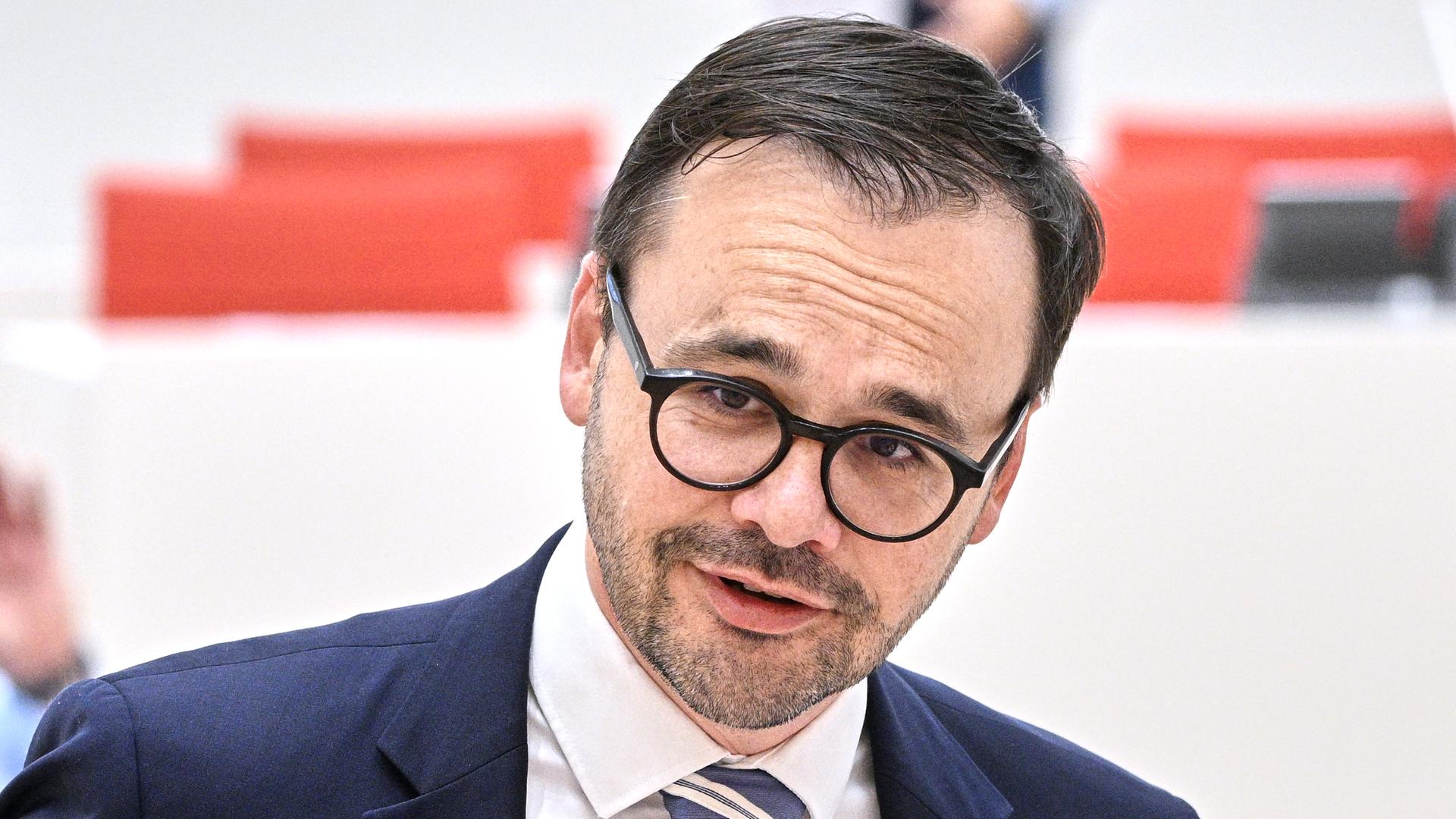 Jan Redmann (CDU), Innenminister in Brandenburg, nimmt an einer Sitzung im Potsdamer Landtag teil. 
