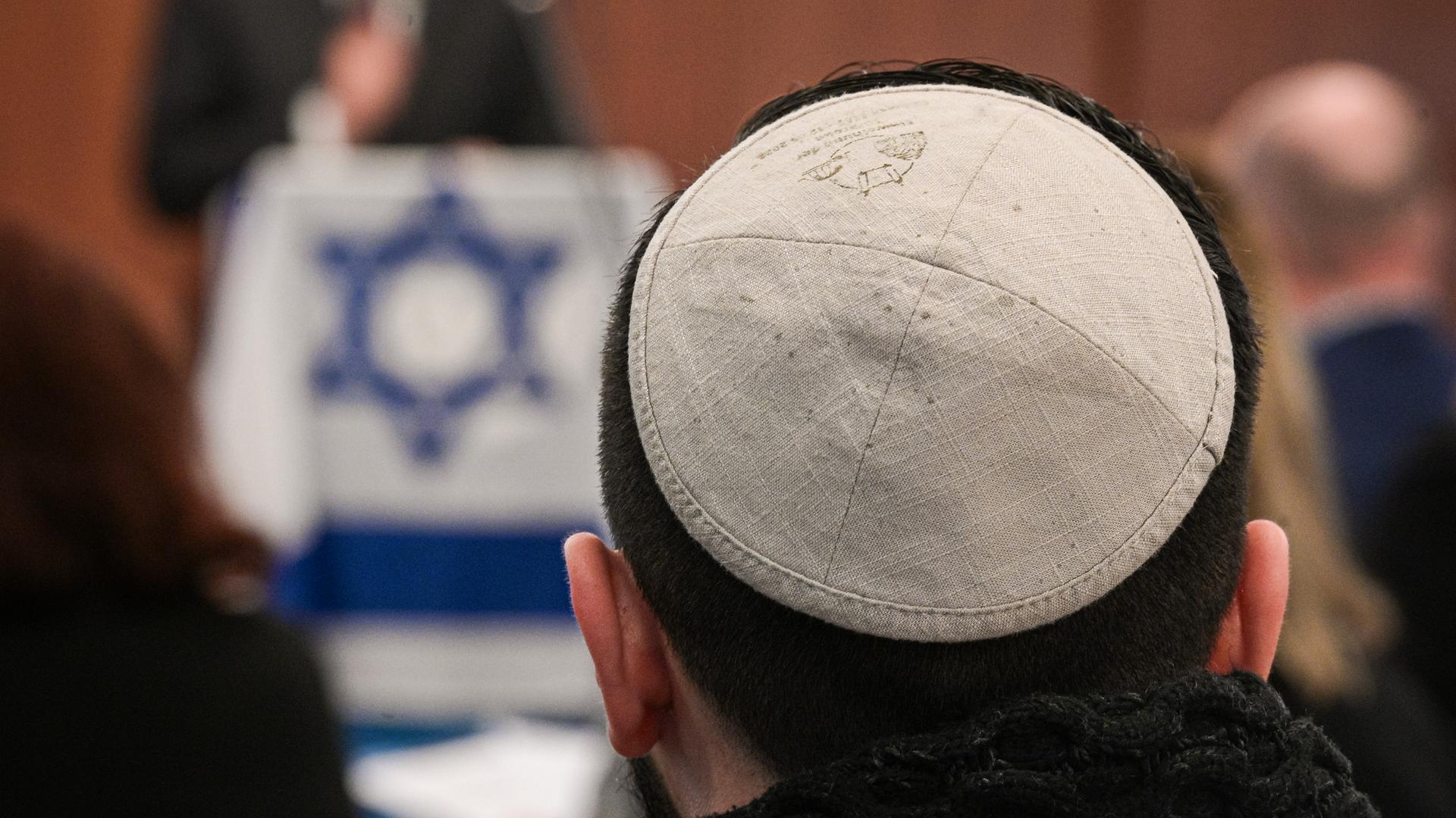 Ein Mann mit Kippa bei der Solidaritätsbekundung mit Israel und der jüdischen Gemeinde in der Neuen Synagoge in Essen. 