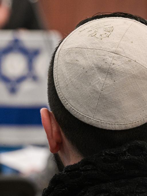 Ein Mann mit Kippa bei der Solidaritätsbekundung mit Israel und der jüdischen Gemeinde in der Neuen Synagoge in Essen. 