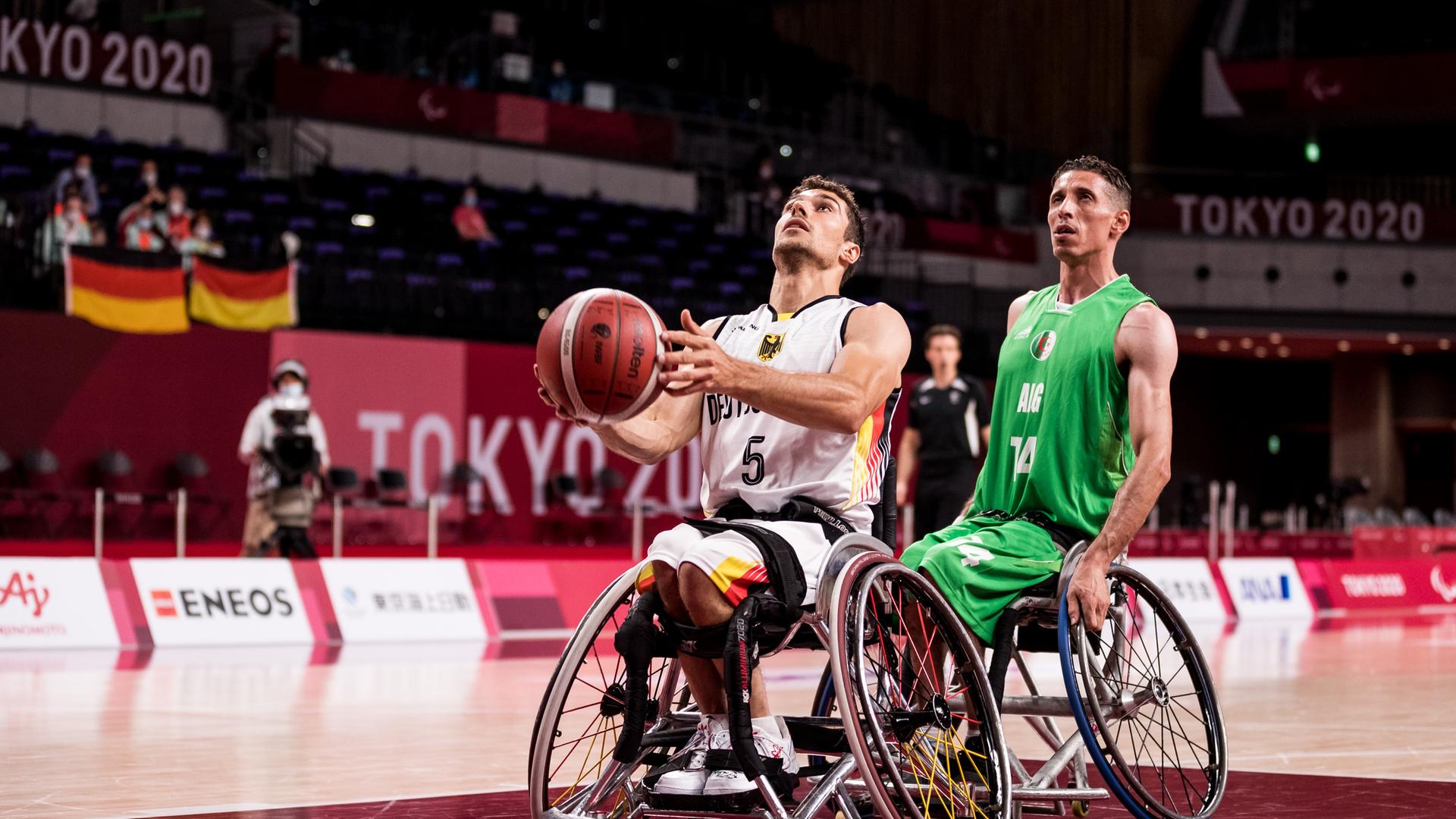 Der deutsche Rollstuhlbasketballer Nico Dreimüller in Aktion bei den Paralympics in Tokio 2021.