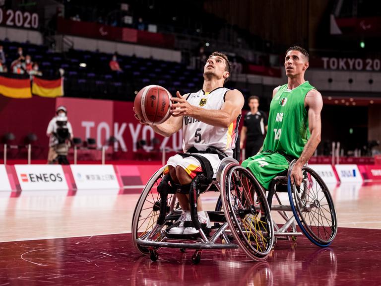 Der deutsche Rollstuhlbasketballer Nico Dreimüller in Aktion bei den Paralympics in Tokio 2021.