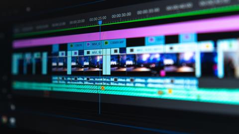 Nahaufnahme eines Computermonitors, auf dem ein Videoschnittprogramm läuft.