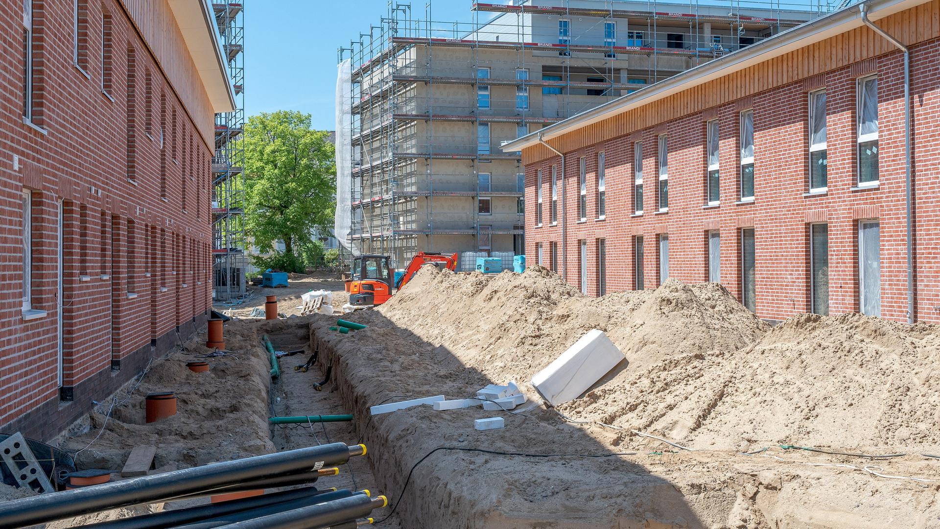 Halb fertige Neubauten auf einer Baustelle in Schleswig