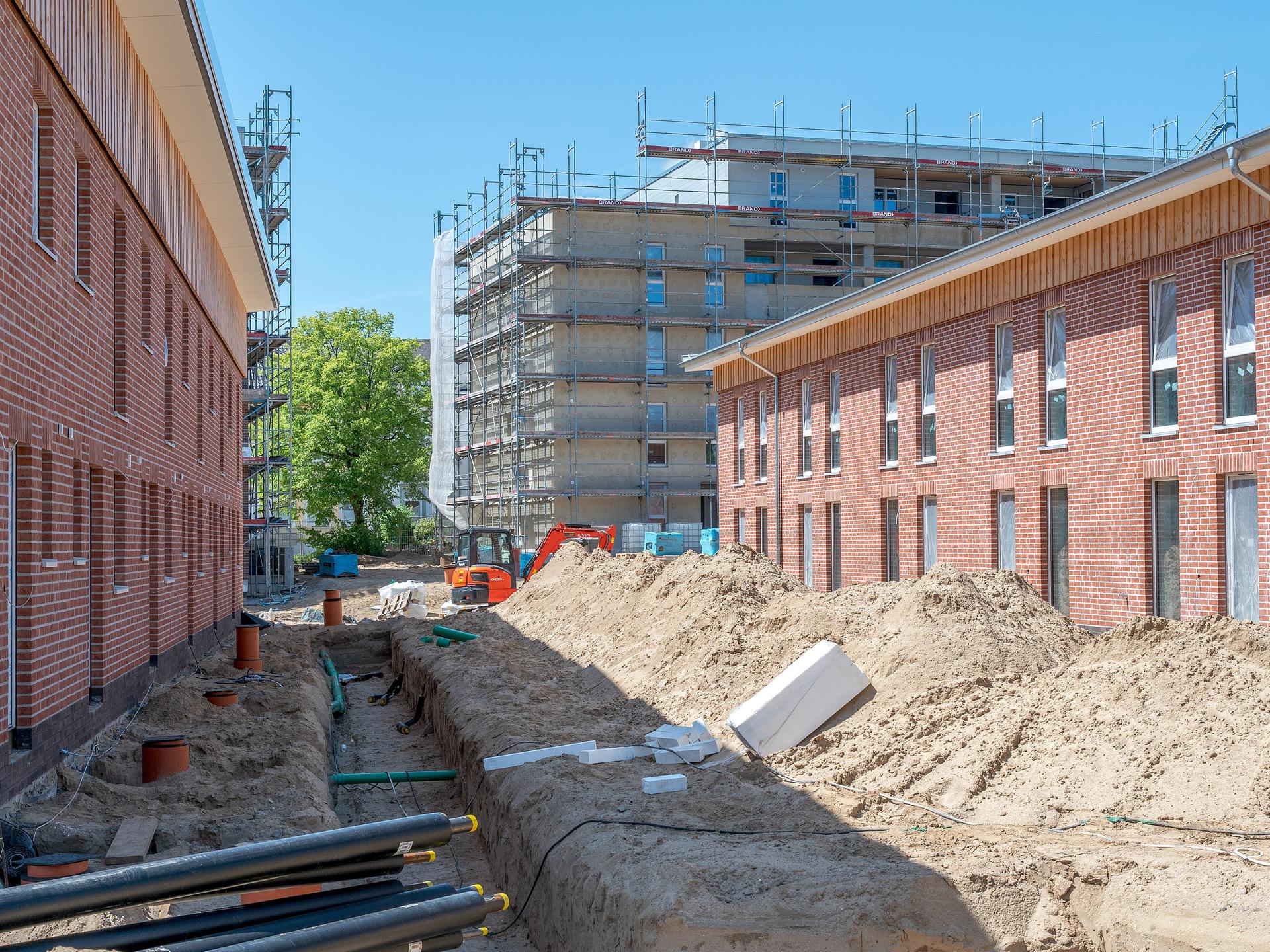 Halb fertige Neubauten auf einer Baustelle in Schleswig