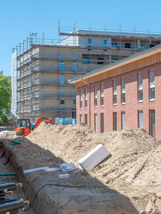 Halb fertige Neubauten auf einer Baustelle in Schleswig