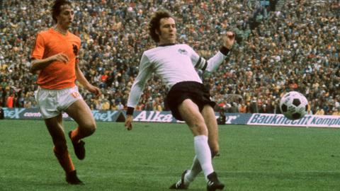 Der deutsche Fußballer Franz Beckenbauer (rechts) und der Niederländer Johan Cruyff im Finale der Fußball-WM 1974 in München