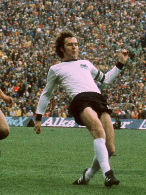 Der deutsche Fußballer Franz Beckenbauer (rechts) und der Niederländer Johan Cruyff im Finale der Fußball-WM 1974 in München